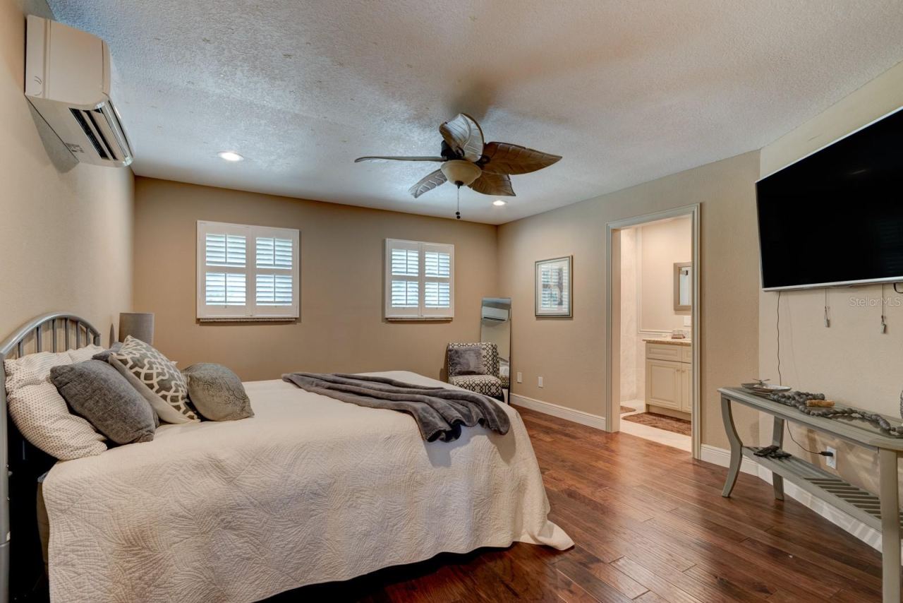 Photo 13 of 20: Master Bedroom Upstairs