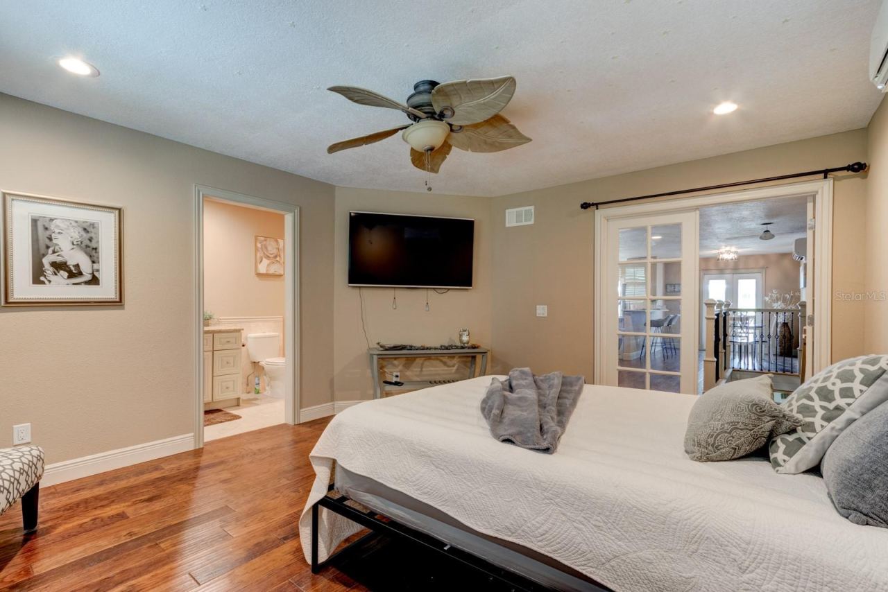 Photo 15 of 20: Masterbedroom Upstairs