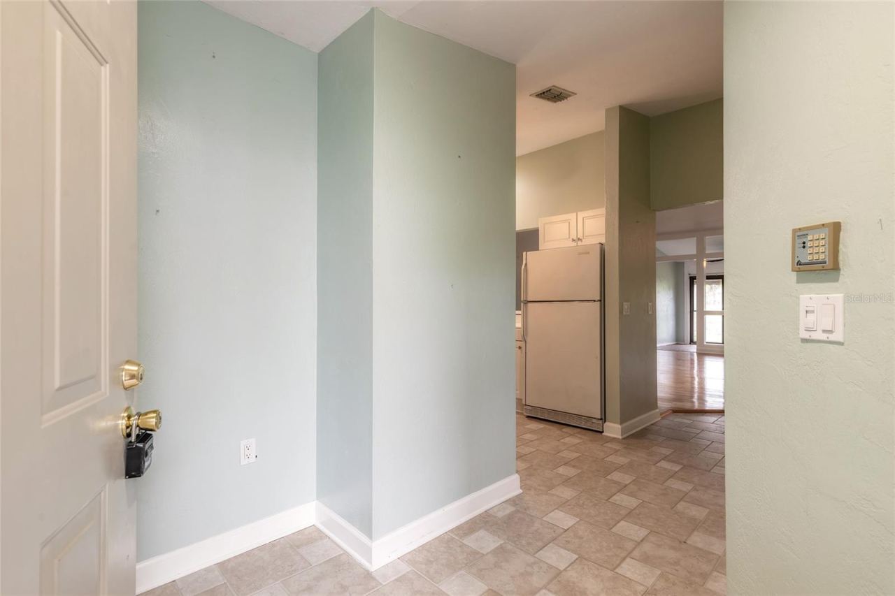 Photo 4 of 20: Foyer