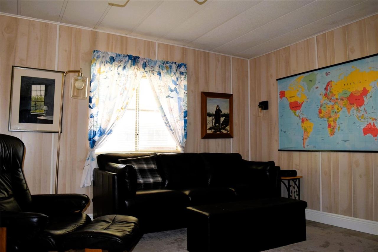 Photo 6 of 20: Living room