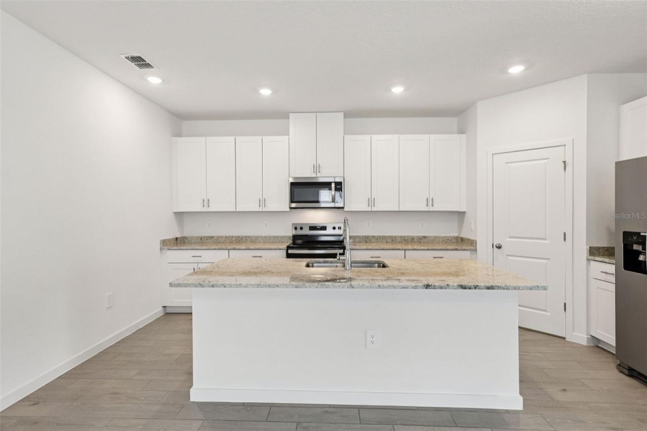 Photo 12 of 15: The interior photos are of another home with the same floor plan and interior finishes. Some details may vary