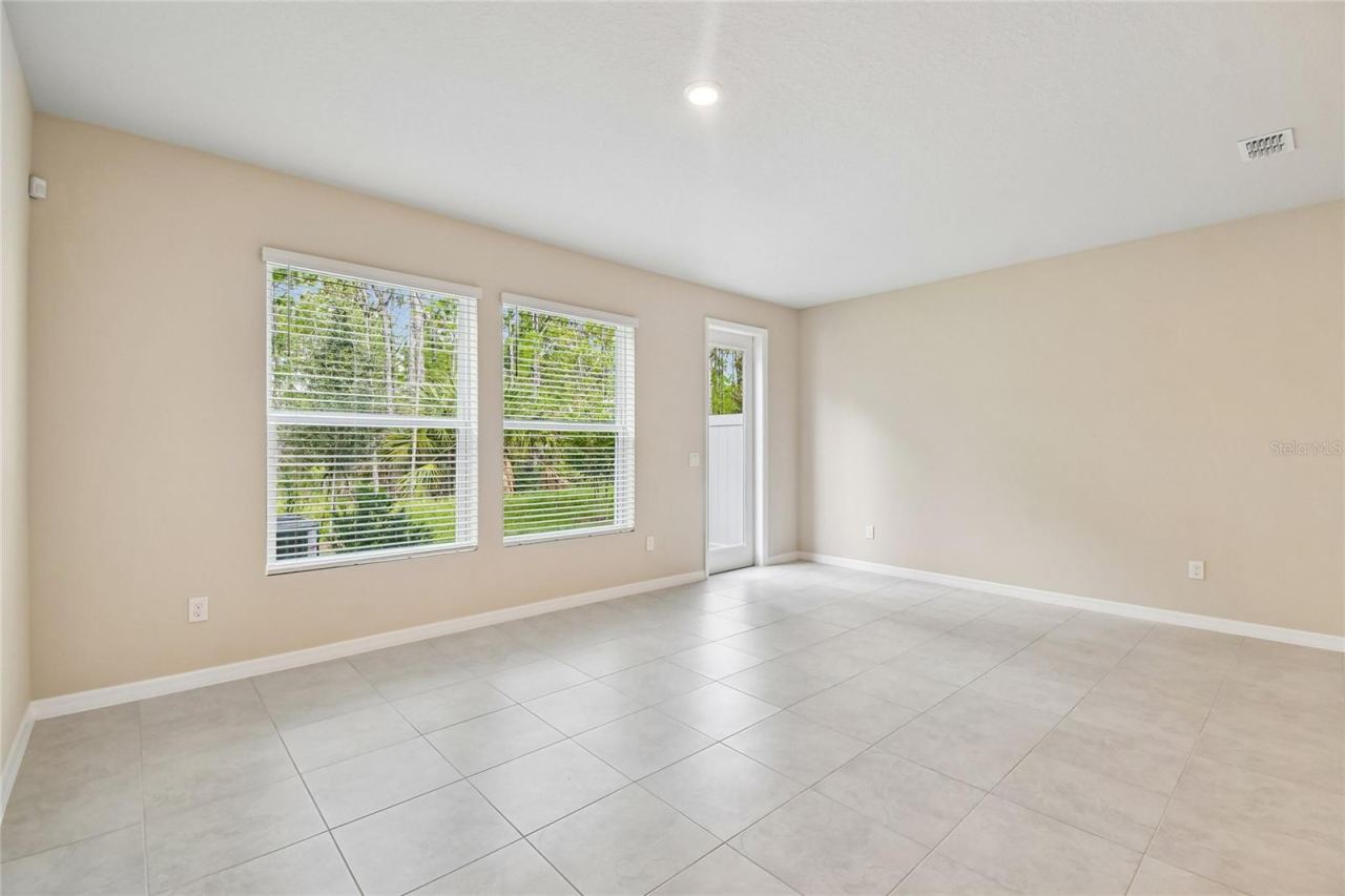 Photo 8 of 20: Family Room