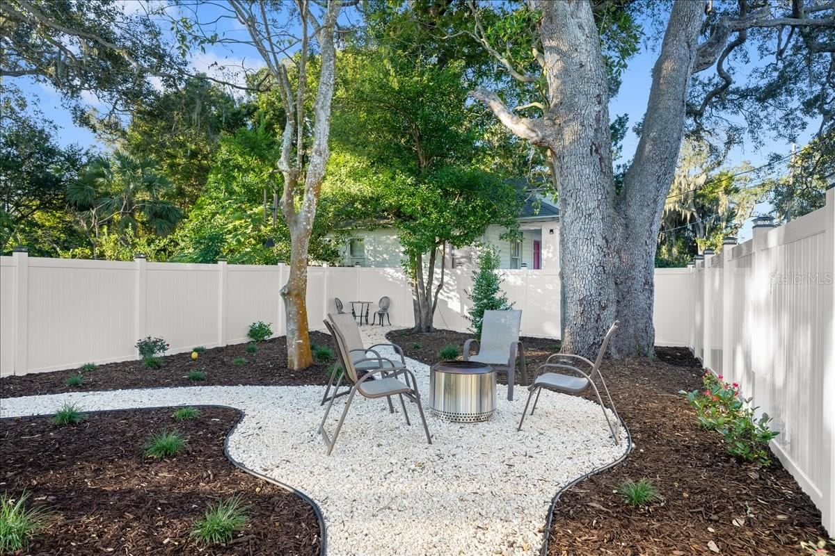 Photo 16 of 20: spacious backyard