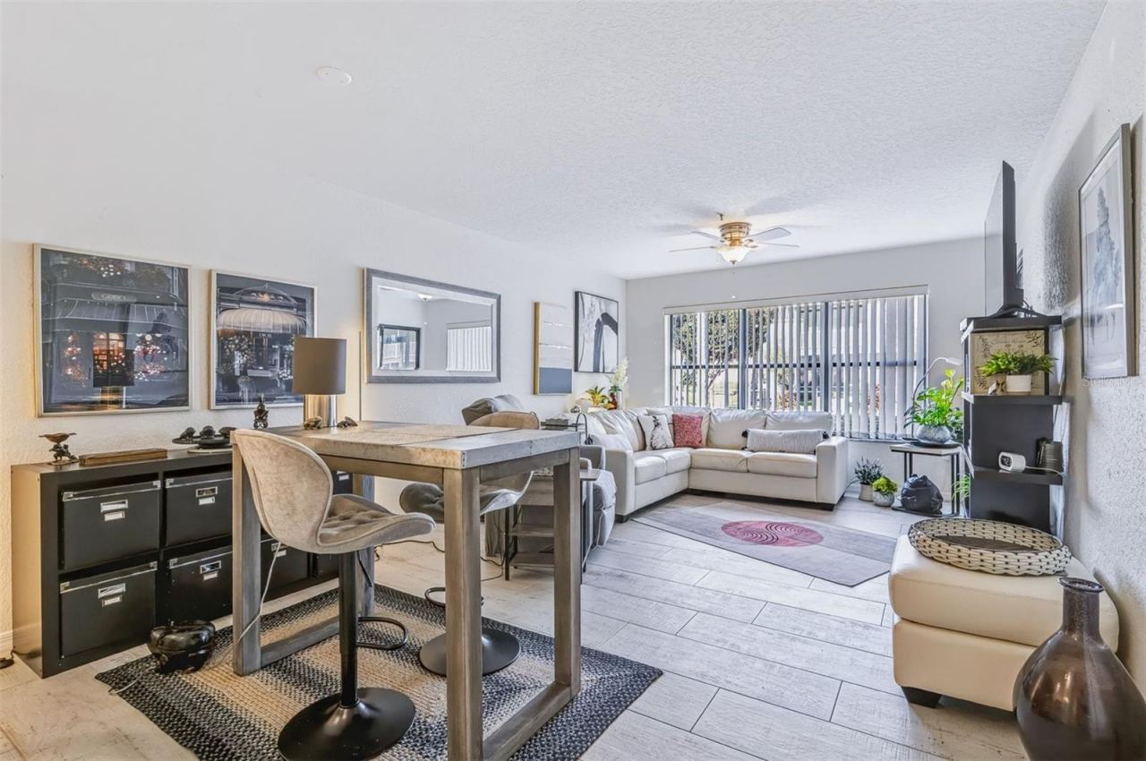 Photo 2 of 20: Living and dining area