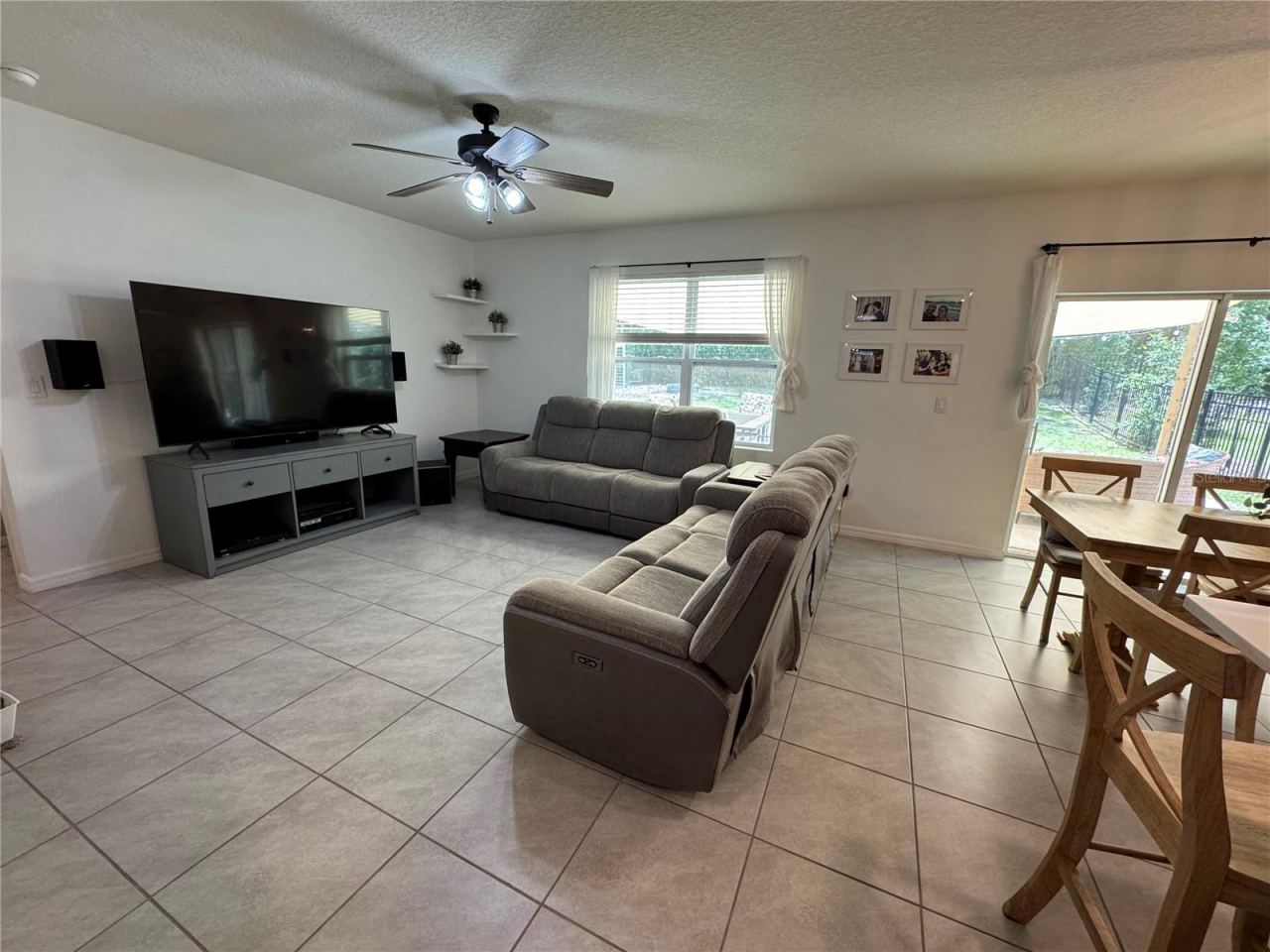 Photo 7 of 20: Living room