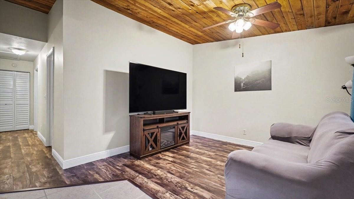 Photo 9 of 20: Living room