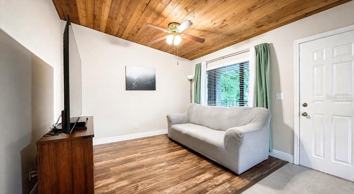 Photo 8 of 20: Living room