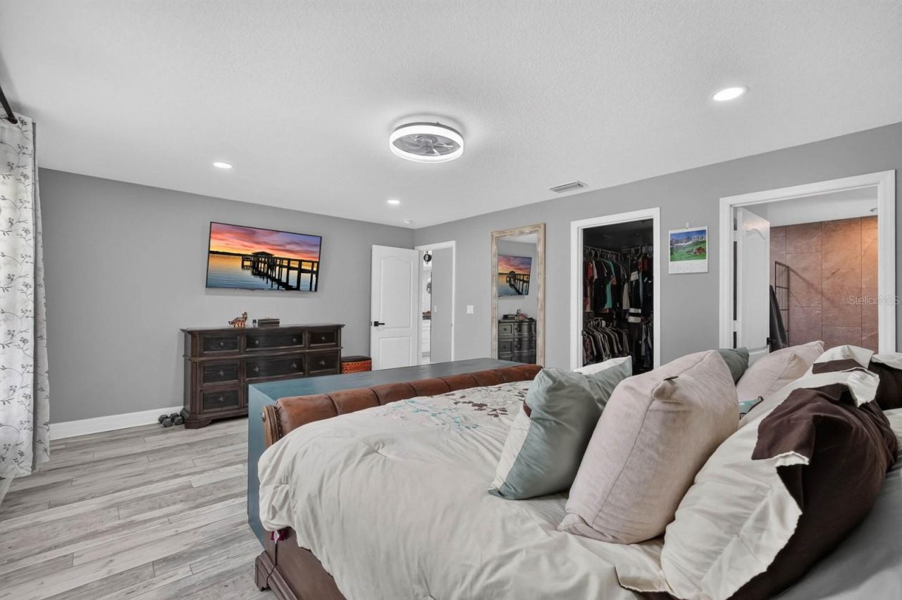 Photo 16 of 20: Master Bedroom