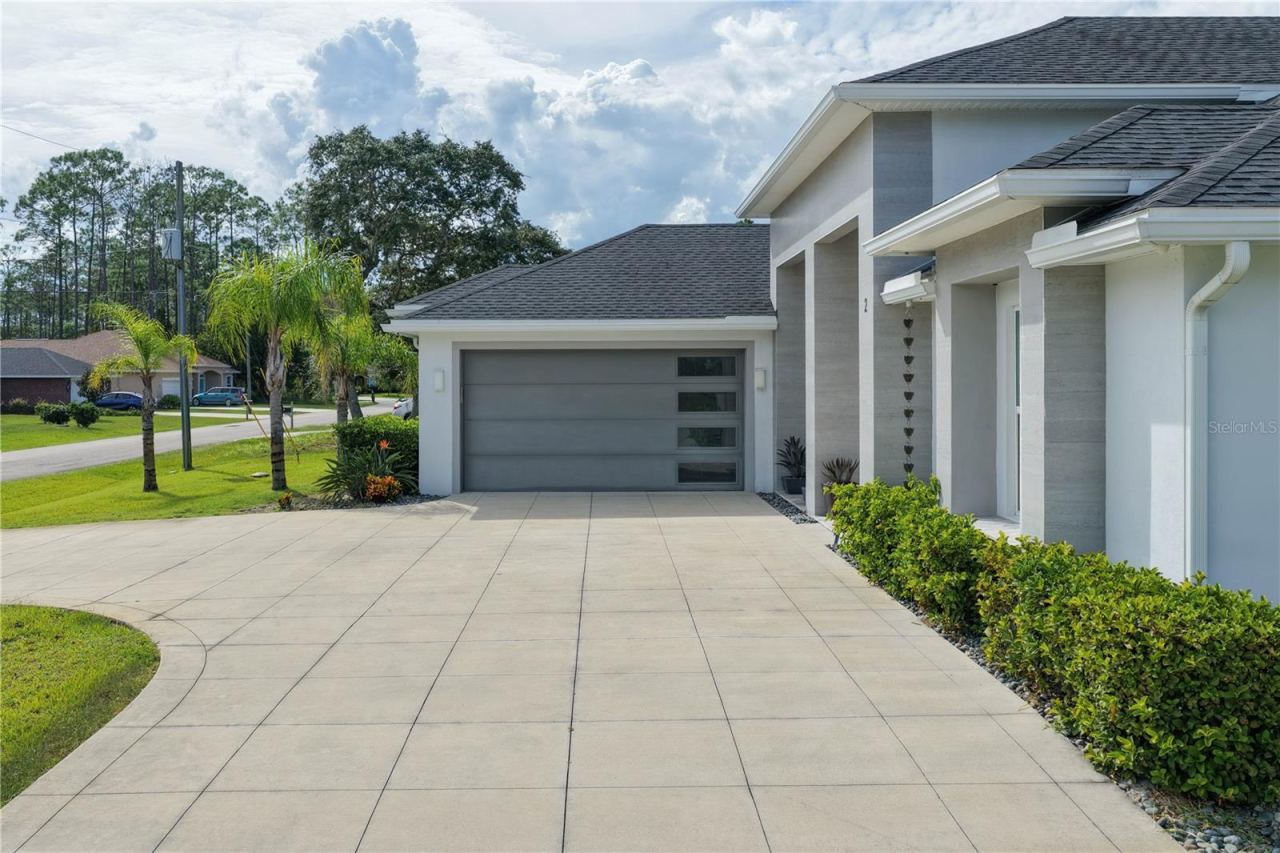 Photo 6 of 20: Circular driveway with oversized side entry garage