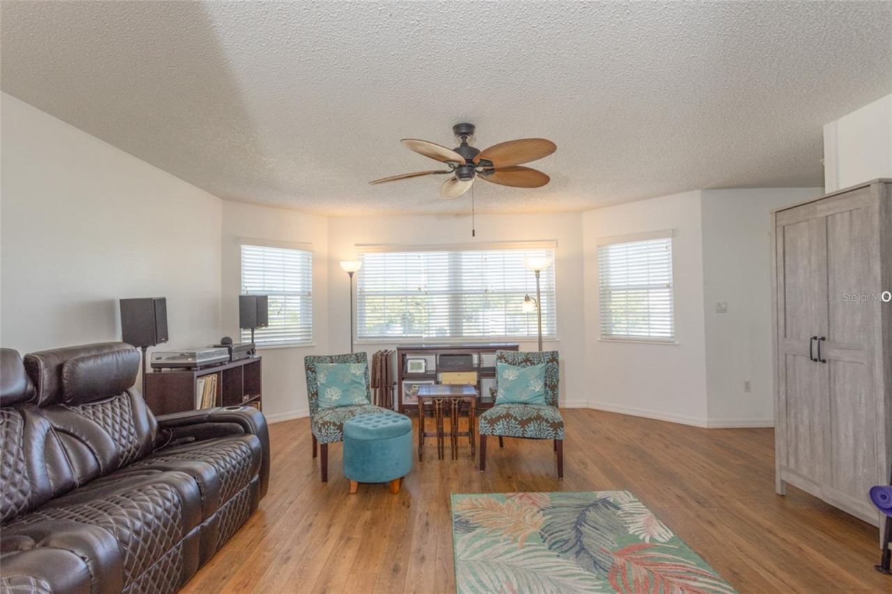 Photo 8 of 20: Living Room