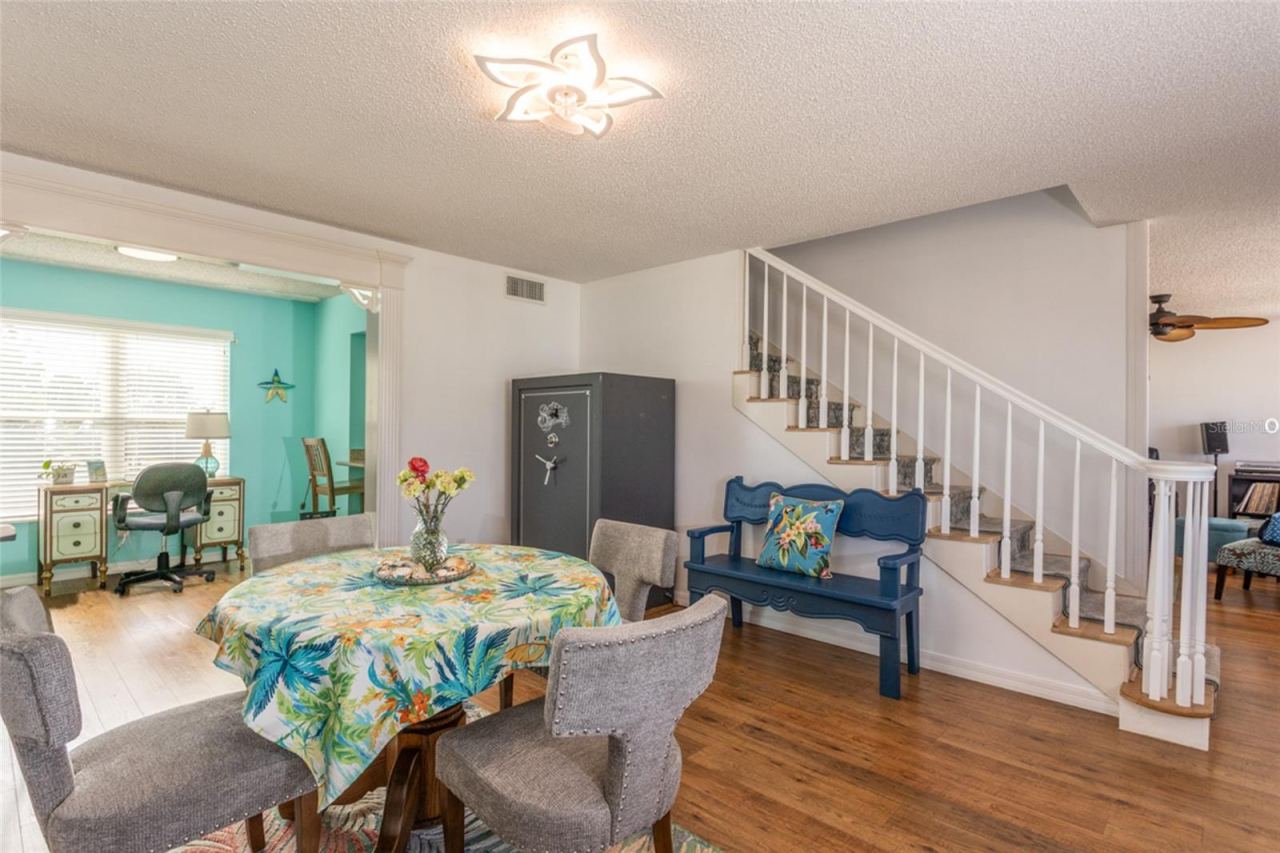 Photo 19 of 20: Family room