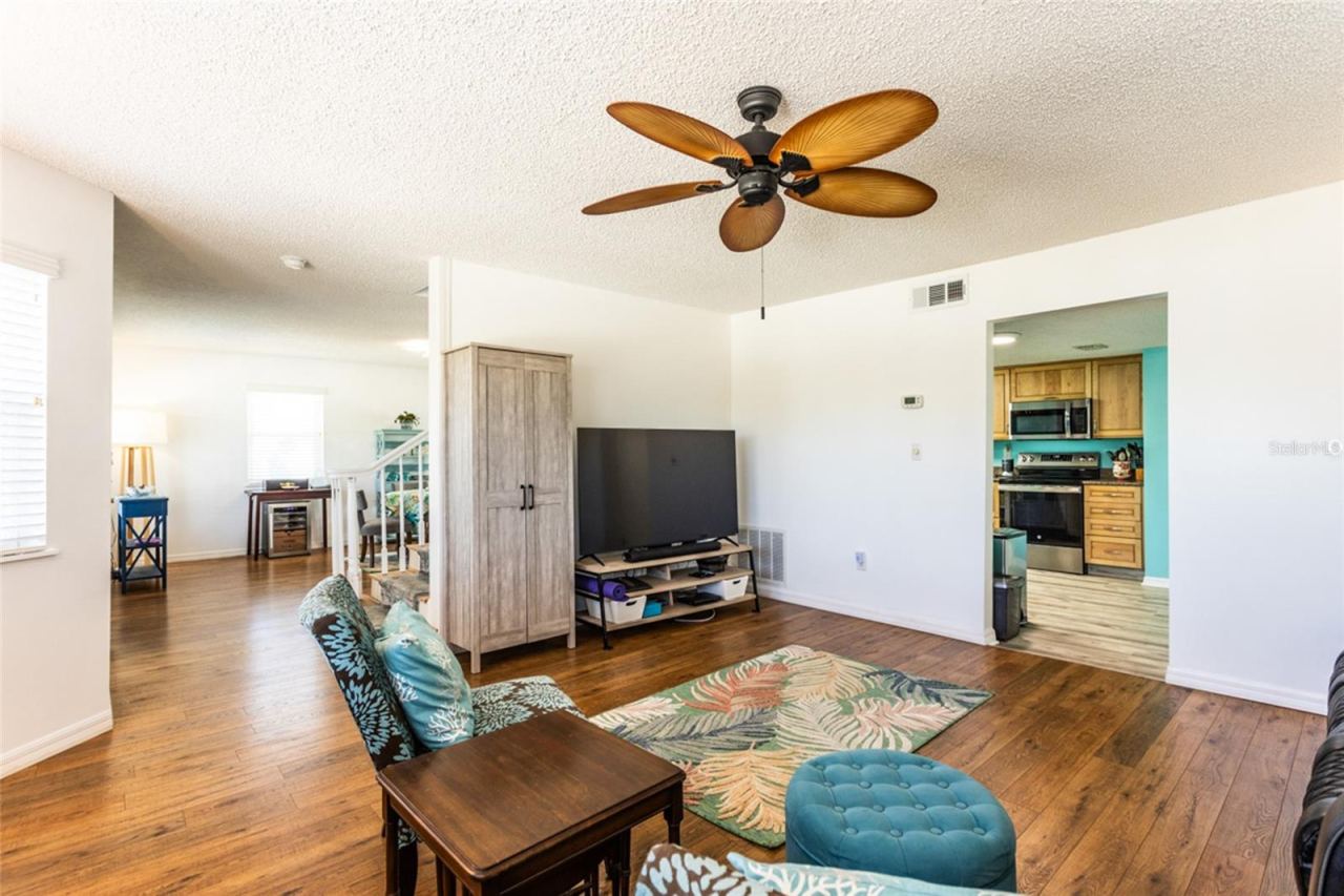 Photo 7 of 20: Living Room