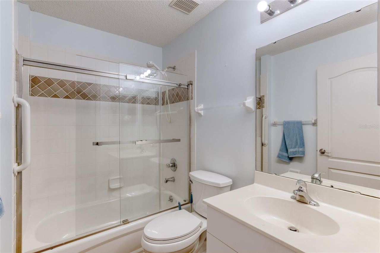 Photo 19 of 20: Hall Bath