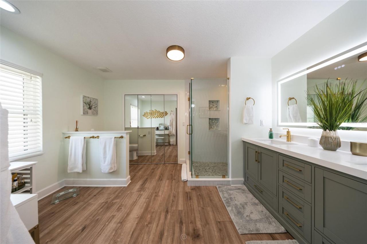 Photo 6 of 20: Primary bathroom