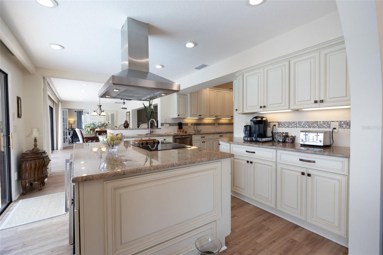Photo 18 of 20: Lots of counter space