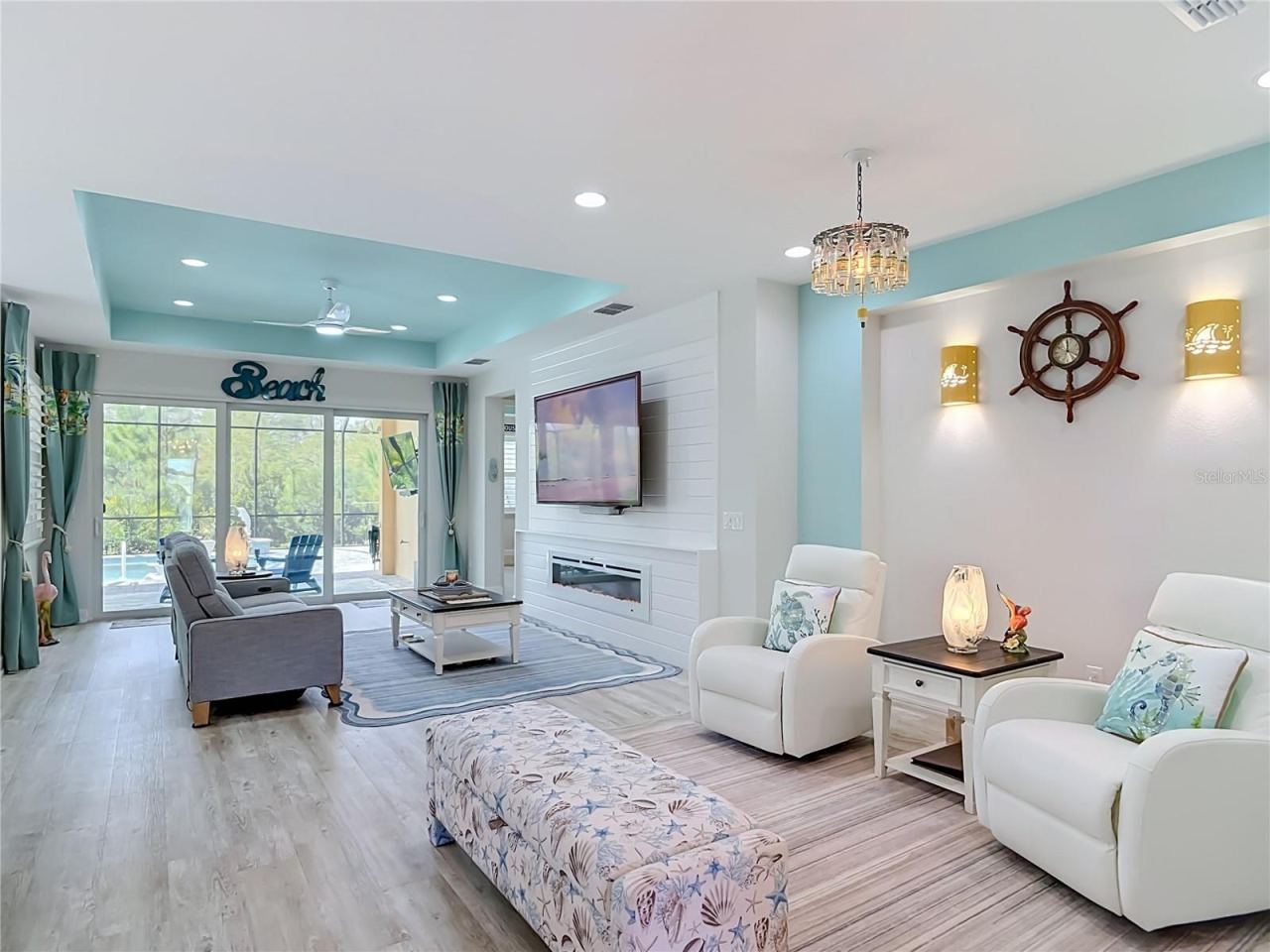 Photo 6 of 20: Family Room