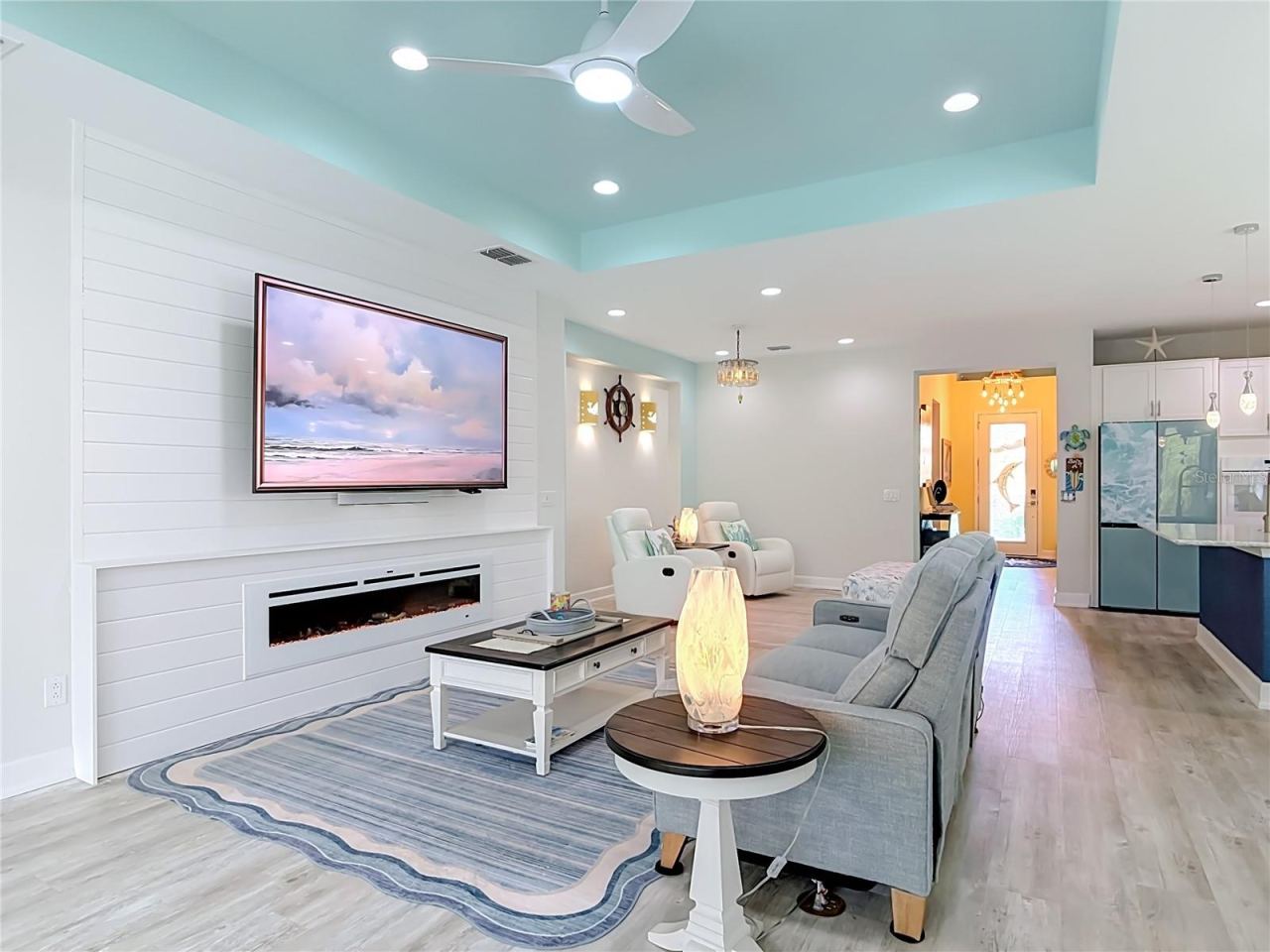 Photo 5 of 20: Family Room