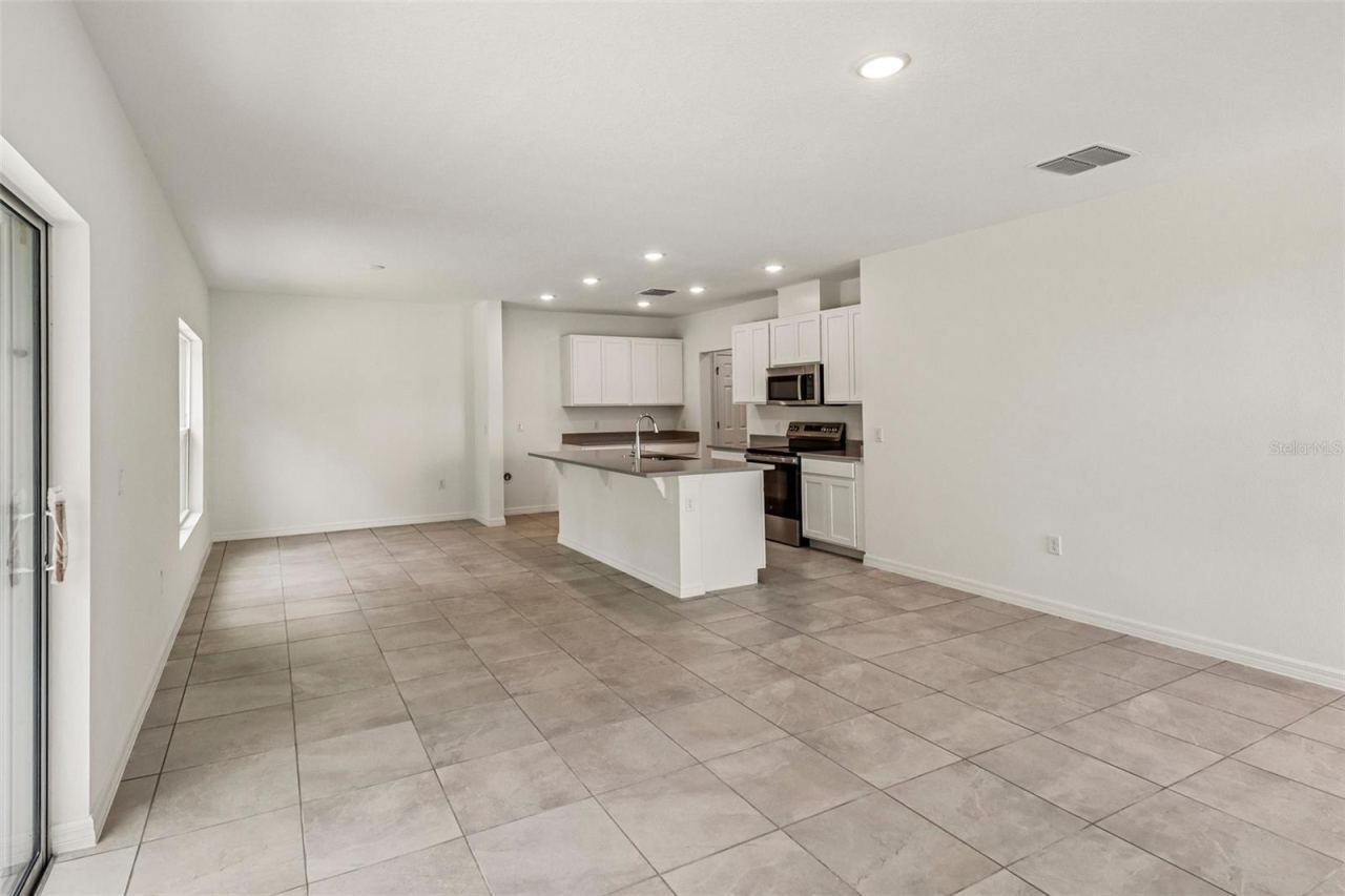 Photo 7 of 20: Great Room / Dining / Kitchen
