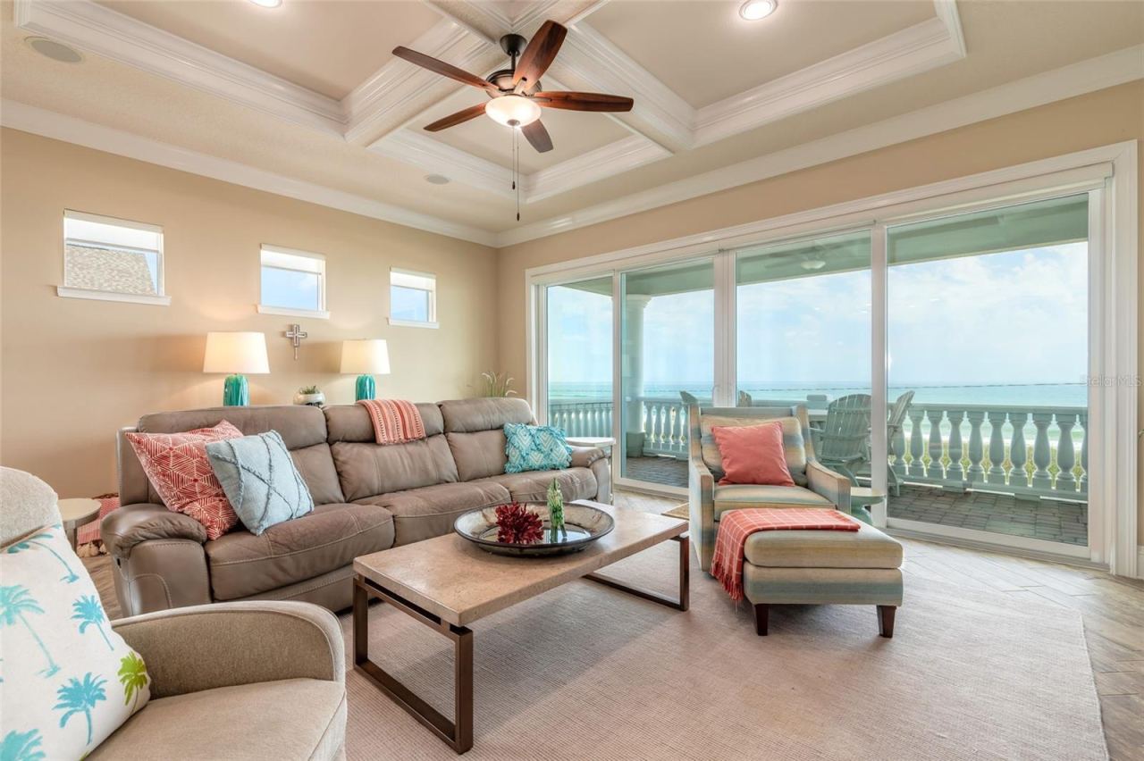 Photo 2 of 20: Grand room with fabulous views