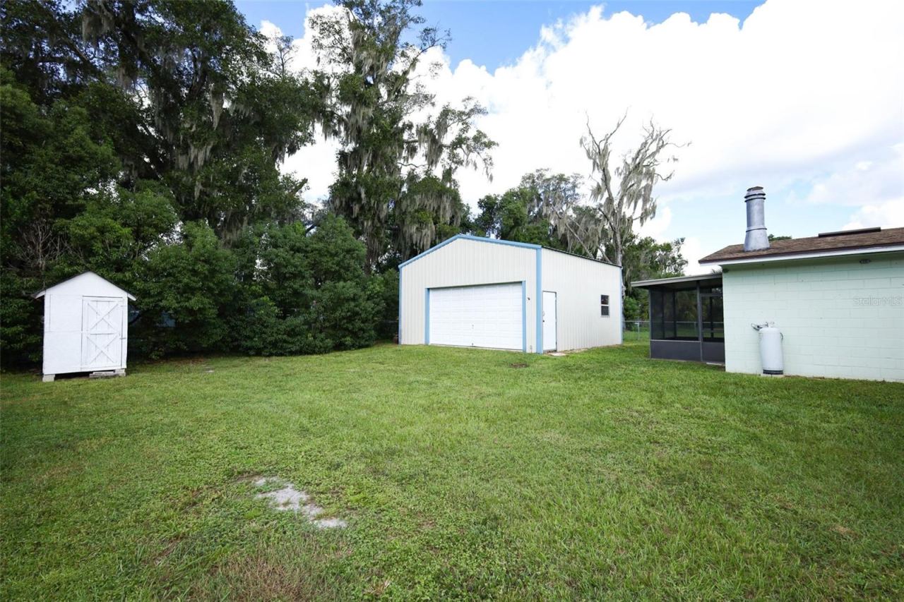 Photo 20 of 20: Detached 2 car garage/workshop in addition to 1 car garage