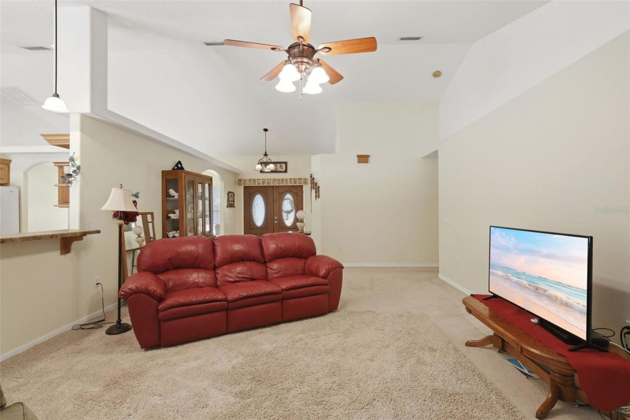 Photo 17 of 20: Living room
