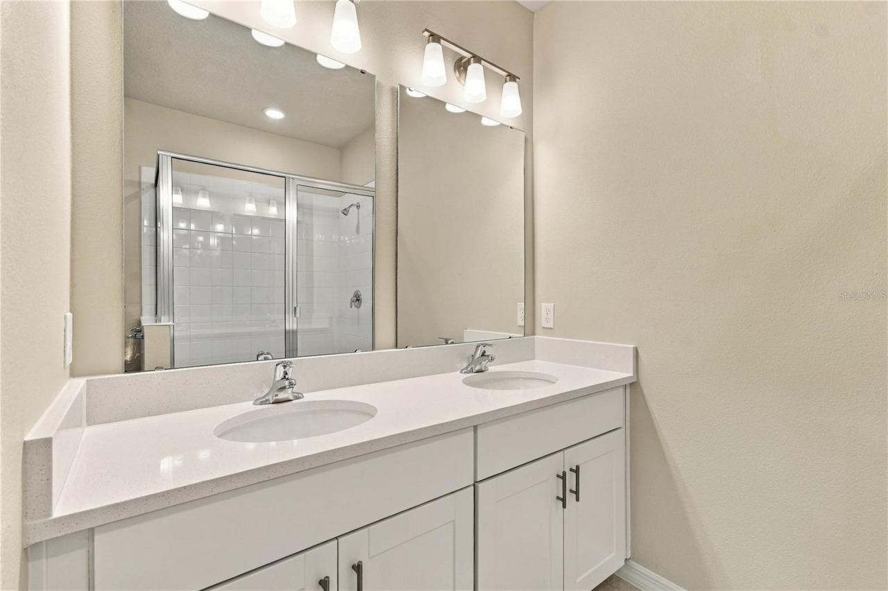 Photo 19 of 20: Owner's Bath