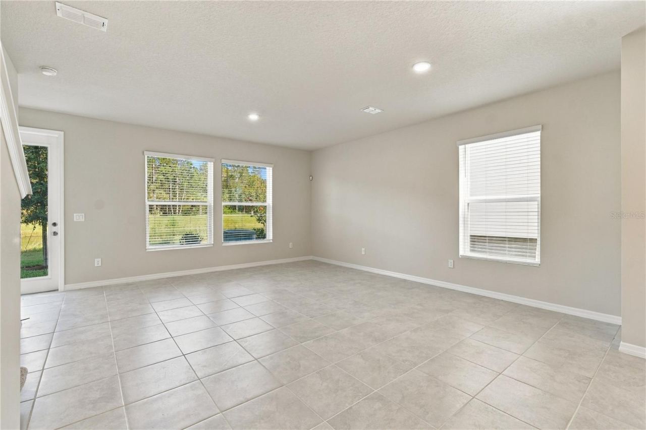 Photo 10 of 20: Family Room