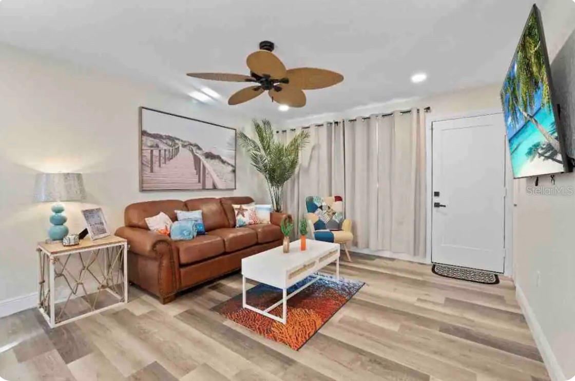 Photo 6 of 20: Living Room