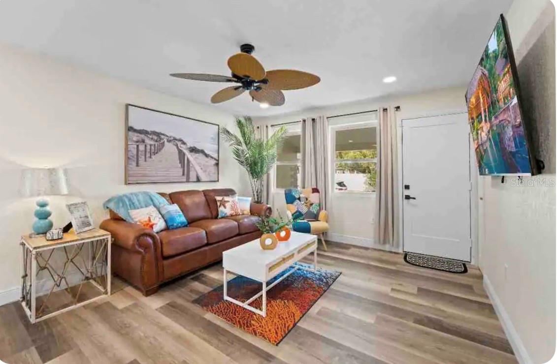 Photo 5 of 20: Living Room