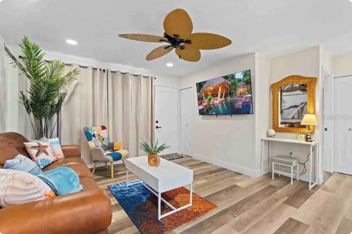 Photo 4 of 20: Living Room
