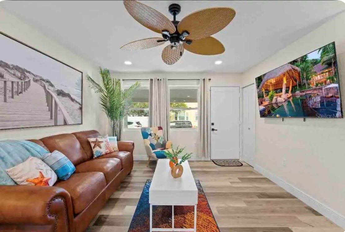 Photo 8 of 20: Living Room