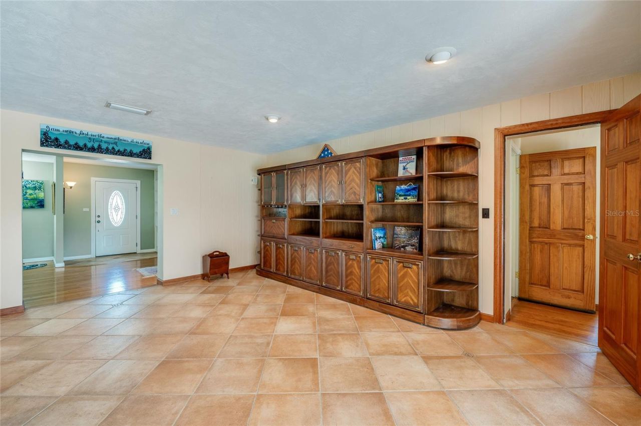 Photo 19 of 20: Family room
