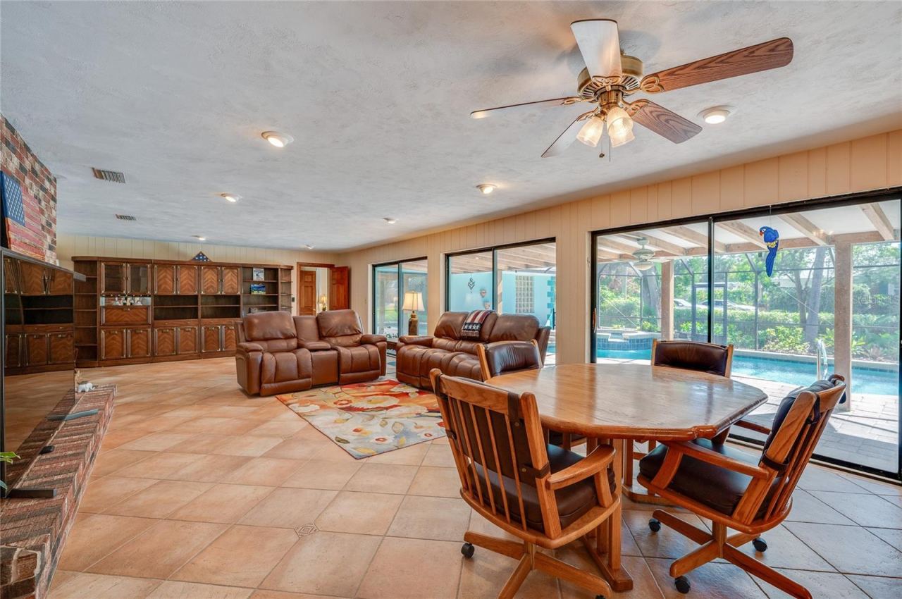 Photo 17 of 20: Breakfast area to family room