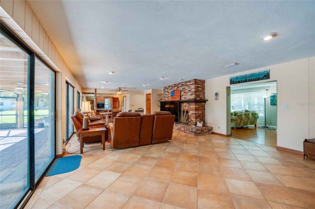 Photo 18 of 20: Family room