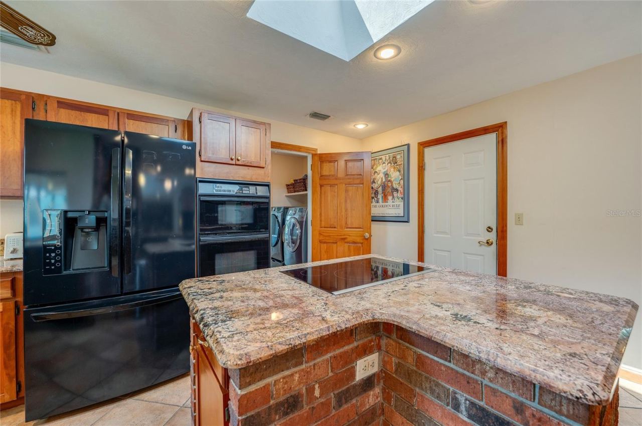 Photo 11 of 20: Kitchen island with cooktop