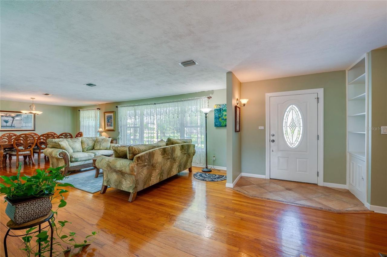 Photo 6 of 20: Entry showing living room and dining area