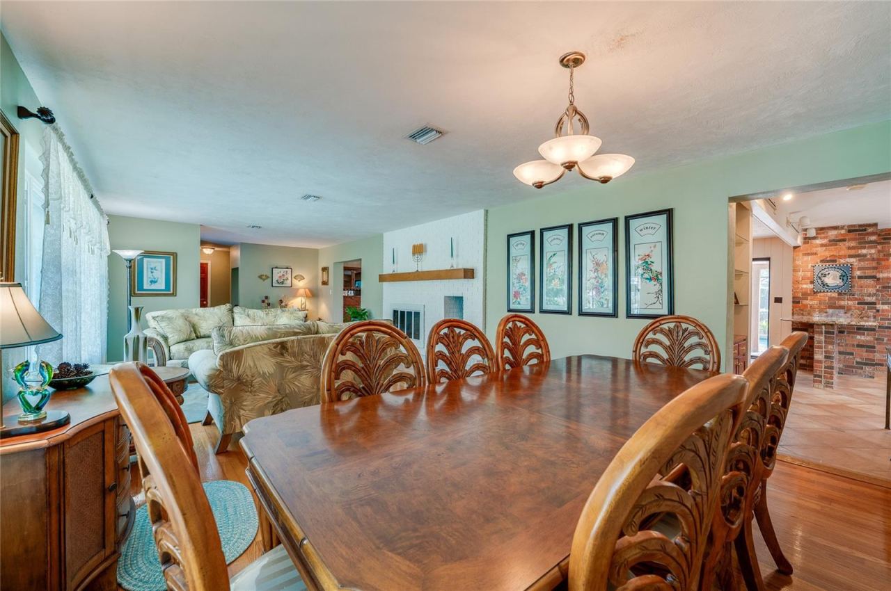 Photo 8 of 20: Living and dining showing kitchen to right