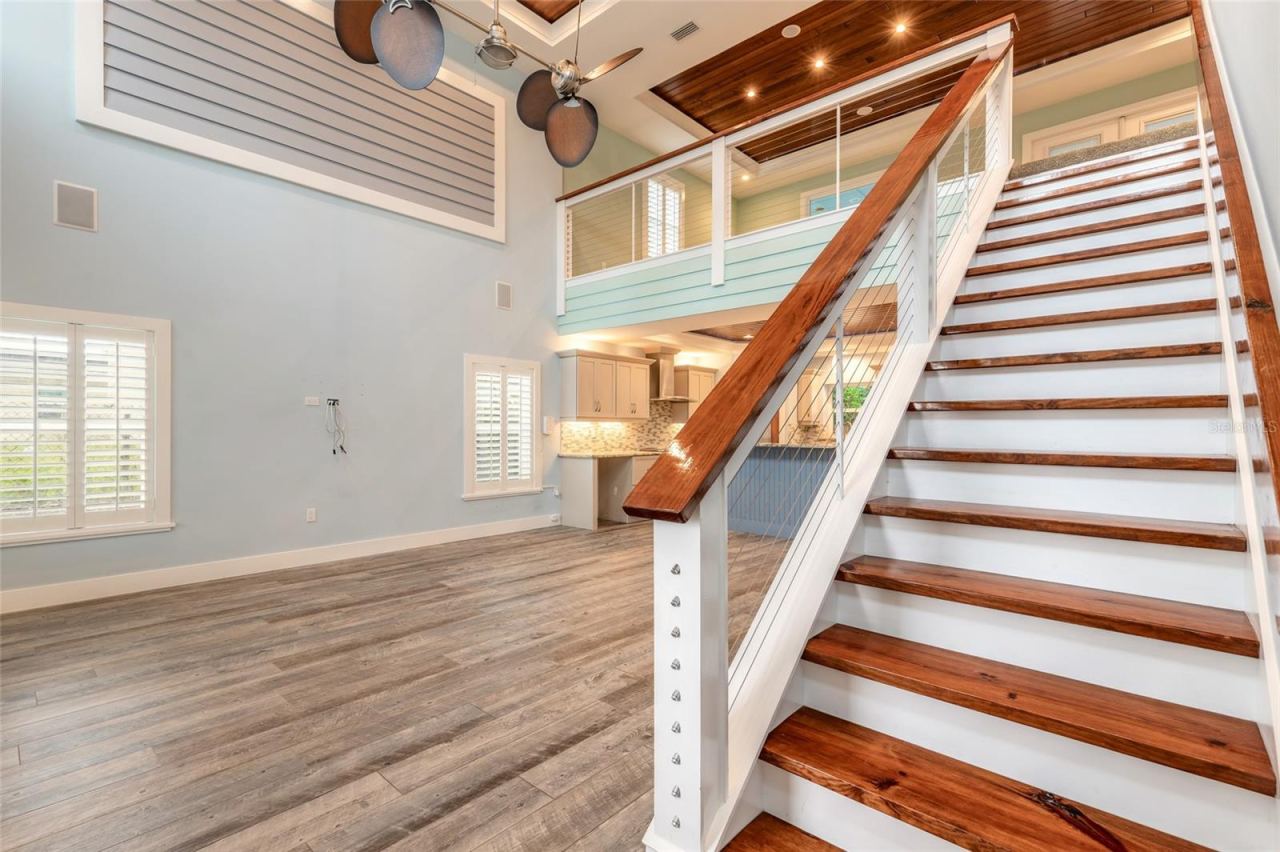 Photo 18 of 20: Staircase