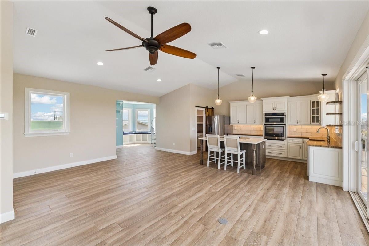 Photo 7 of 20: Great Room/Kitchen