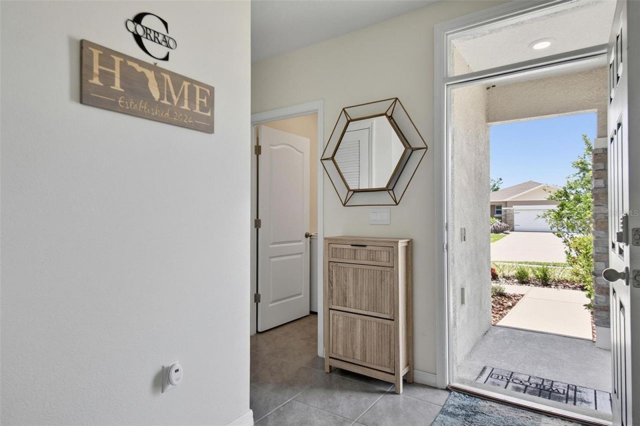 Photo 8 of 20: Entryway