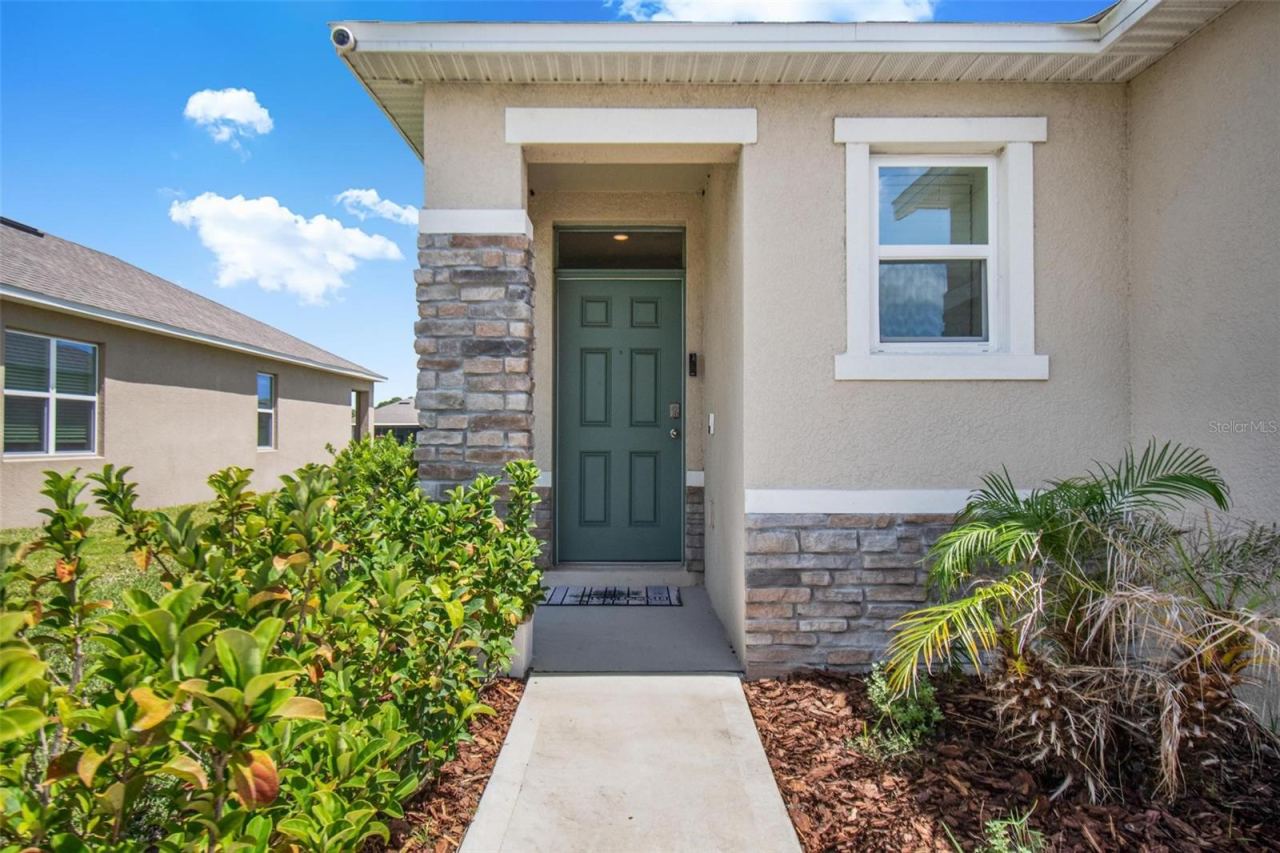 Photo 6 of 20: Front walkway