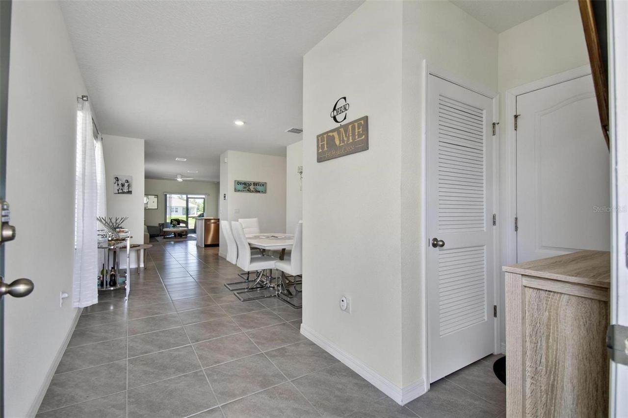 Photo 7 of 20: Entryway