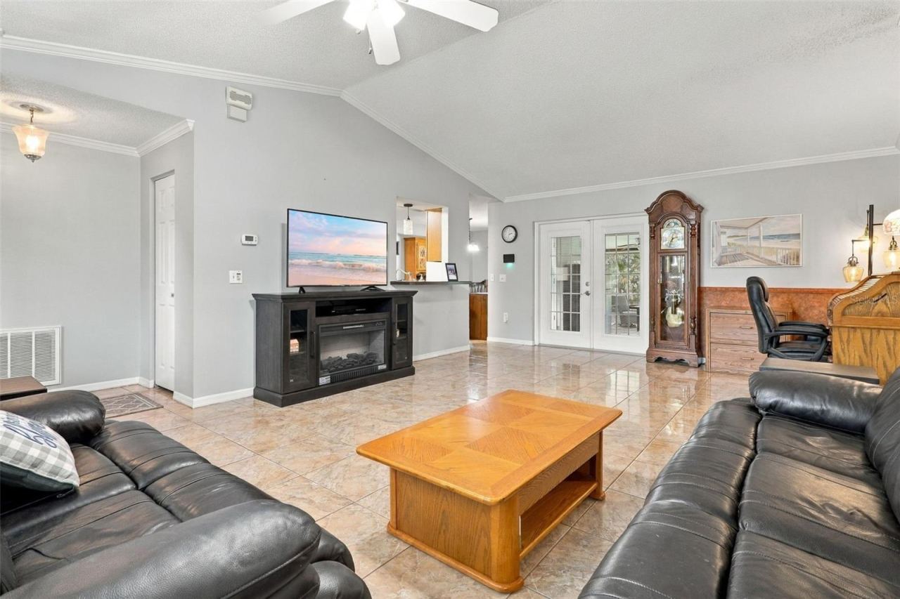 Photo 5 of 20: LIVING ROOM