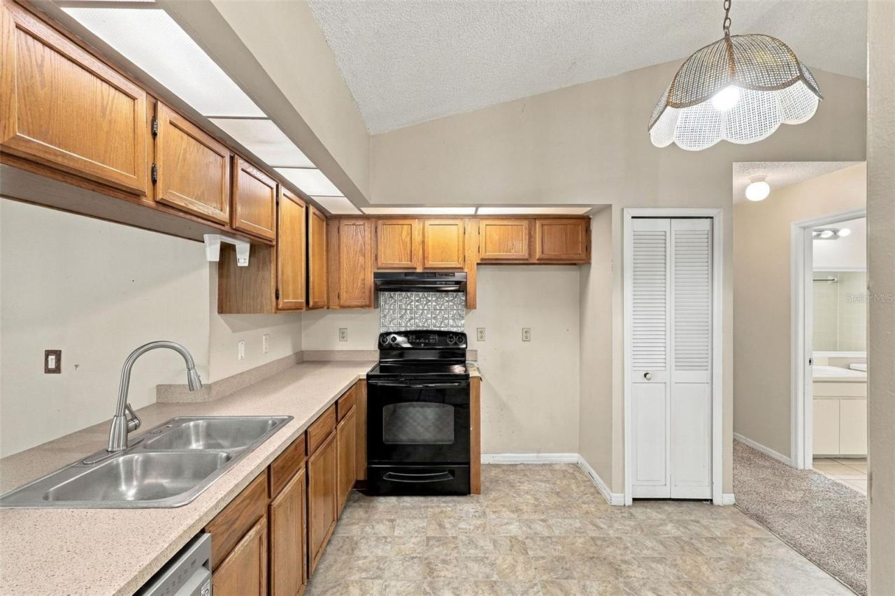 Photo 14 of 20: Kitchen
