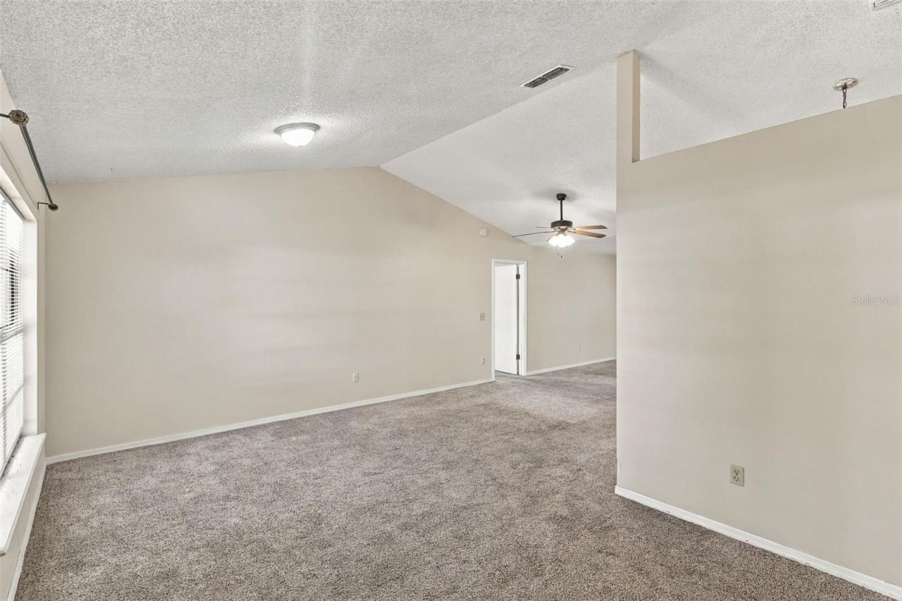 Photo 3 of 20: Living Room