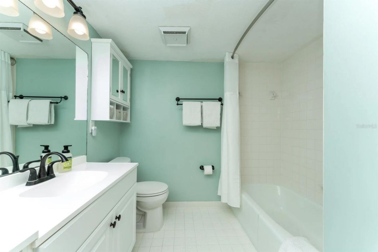 Photo 11 of 20: Bathroom With Combo Tub/Shower