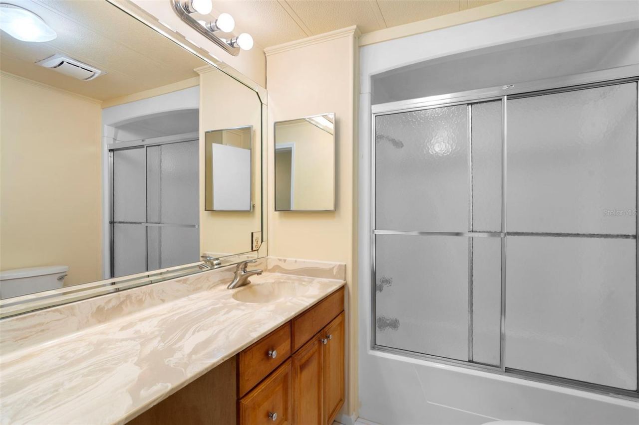 Photo 15 of 20: Guest bathroom