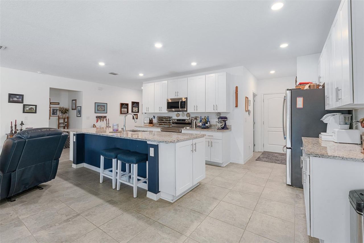 Photo 7 of 20: 42" White Cabinets