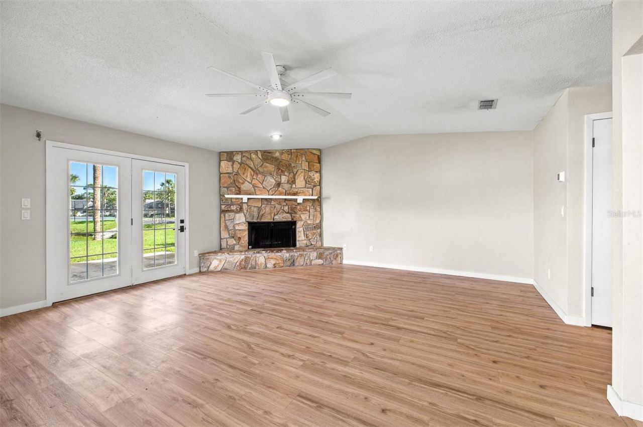 Photo 6 of 20: Family Room
