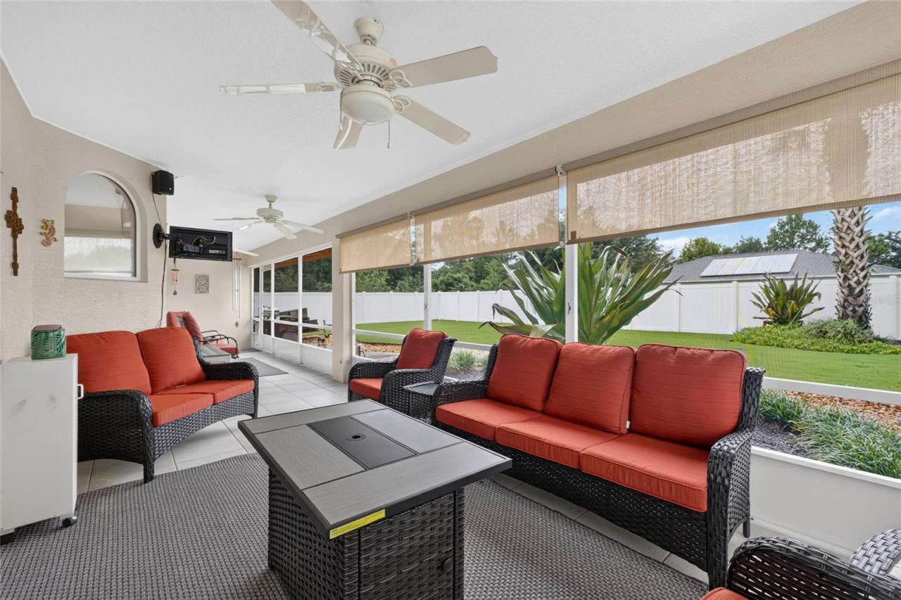 Photo 11 of 20: Sunroom with sunshades